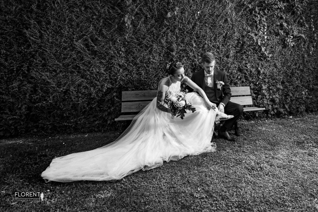 superbe mariés sur un banc photographiés du dessus en noir et blanc fanie photographe boulogne sur mer lille le touquet paris saint omer