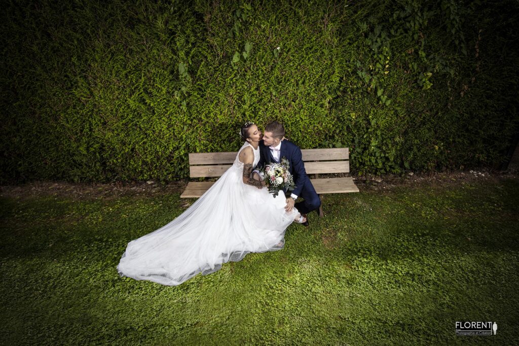 superbe mariés sur un banc photographiés du dessus s'embrassent fanie photographe mariage boulogne sur mer lille le touquet paris saint omer
