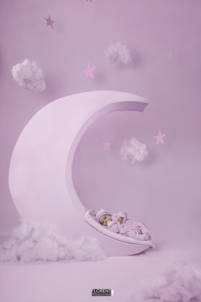 séance photo bébé dans la lune rose décor réel fanie florent studio photo boulogne sur mer lille le touquet paris calais saint omer