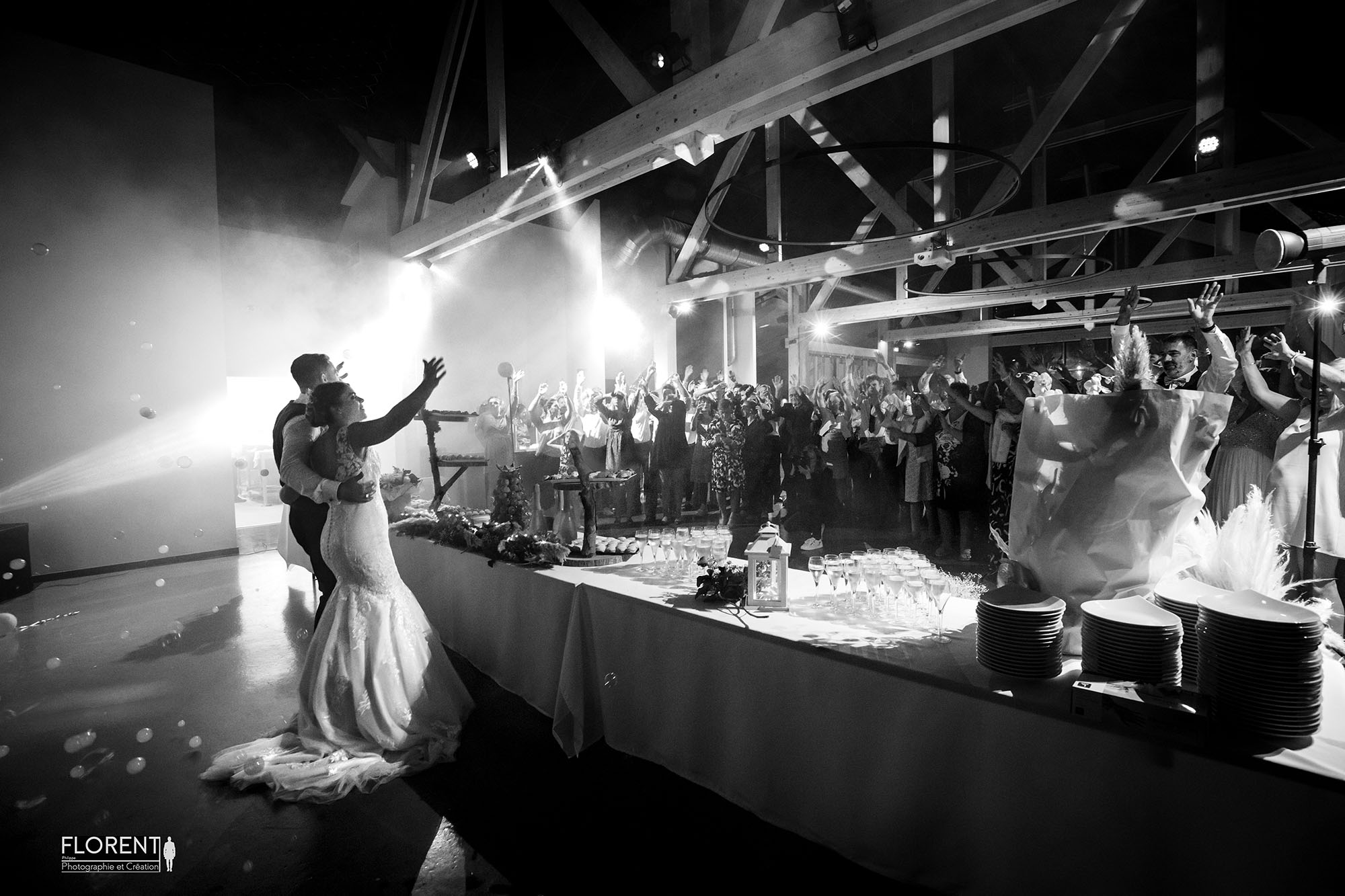 mariage au moment du gateau la danse des mariées dans les bulles de fumée en noir et blanc