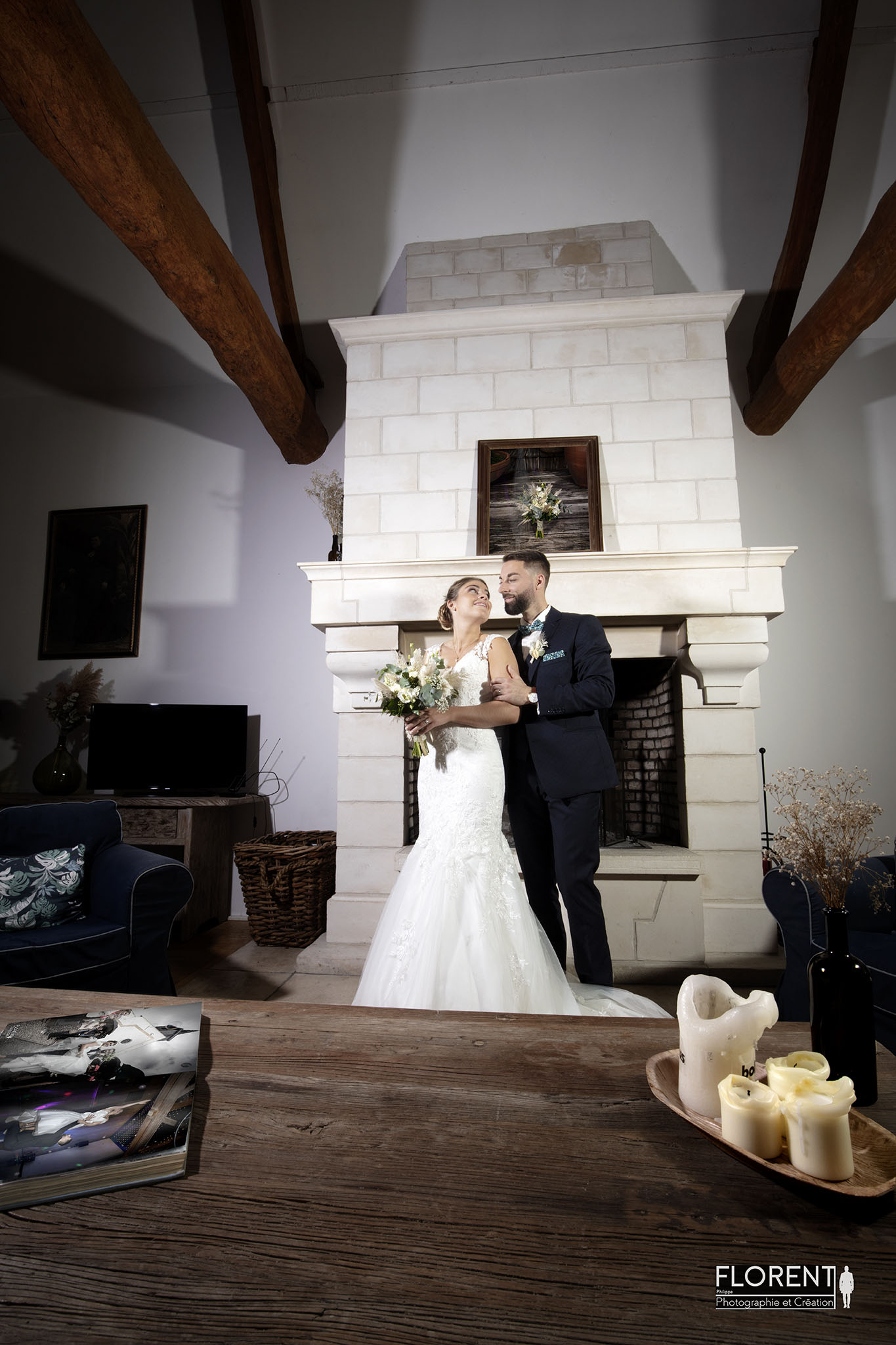 Mariage le touquet les mariés posent amoureusement devant la cheminée fanie photographe florent studio boulogne sur mer lille paris