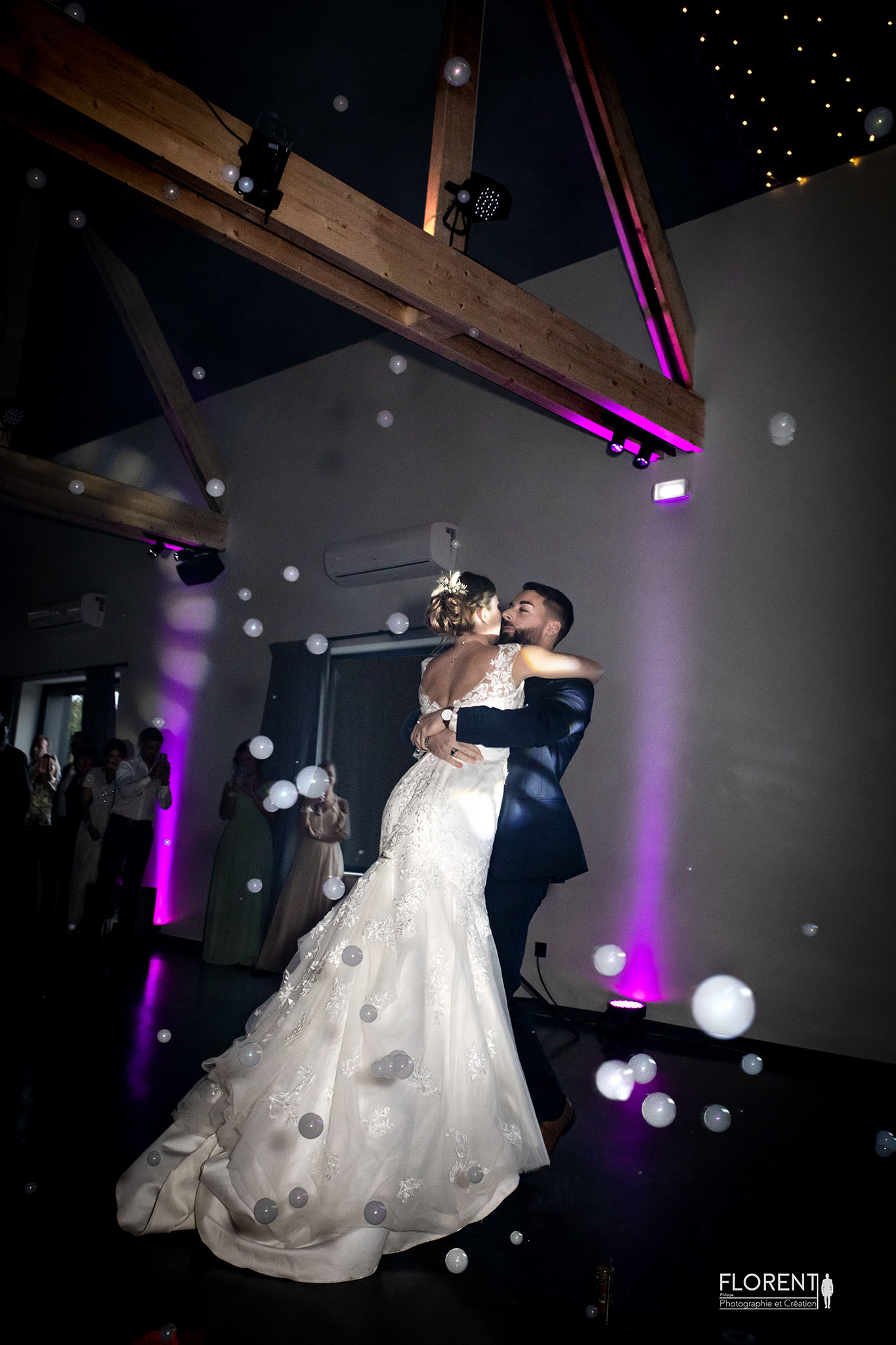 photo splendide des mariés enlacés dansant dans les bulles de fumée florent studio fanie photographe boulogne sur mer lille calais saint omer le touquet paris france
