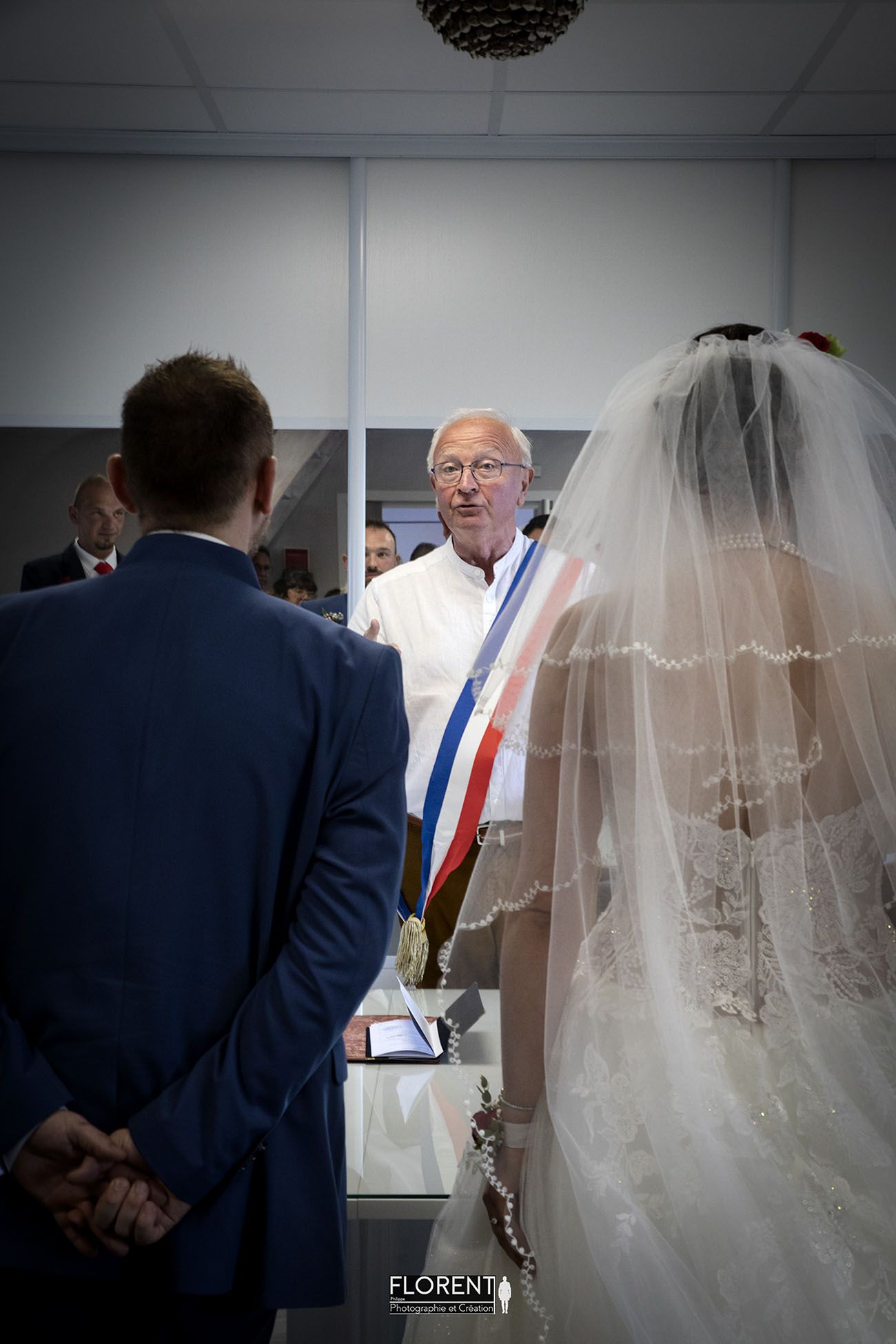 photographe-mariage-lille-etaples-les-maries-joyeux-devant-le-maire-de-fanie-studio-boulogne-sur-mer-le-touquet-paris-saint-omer etaples