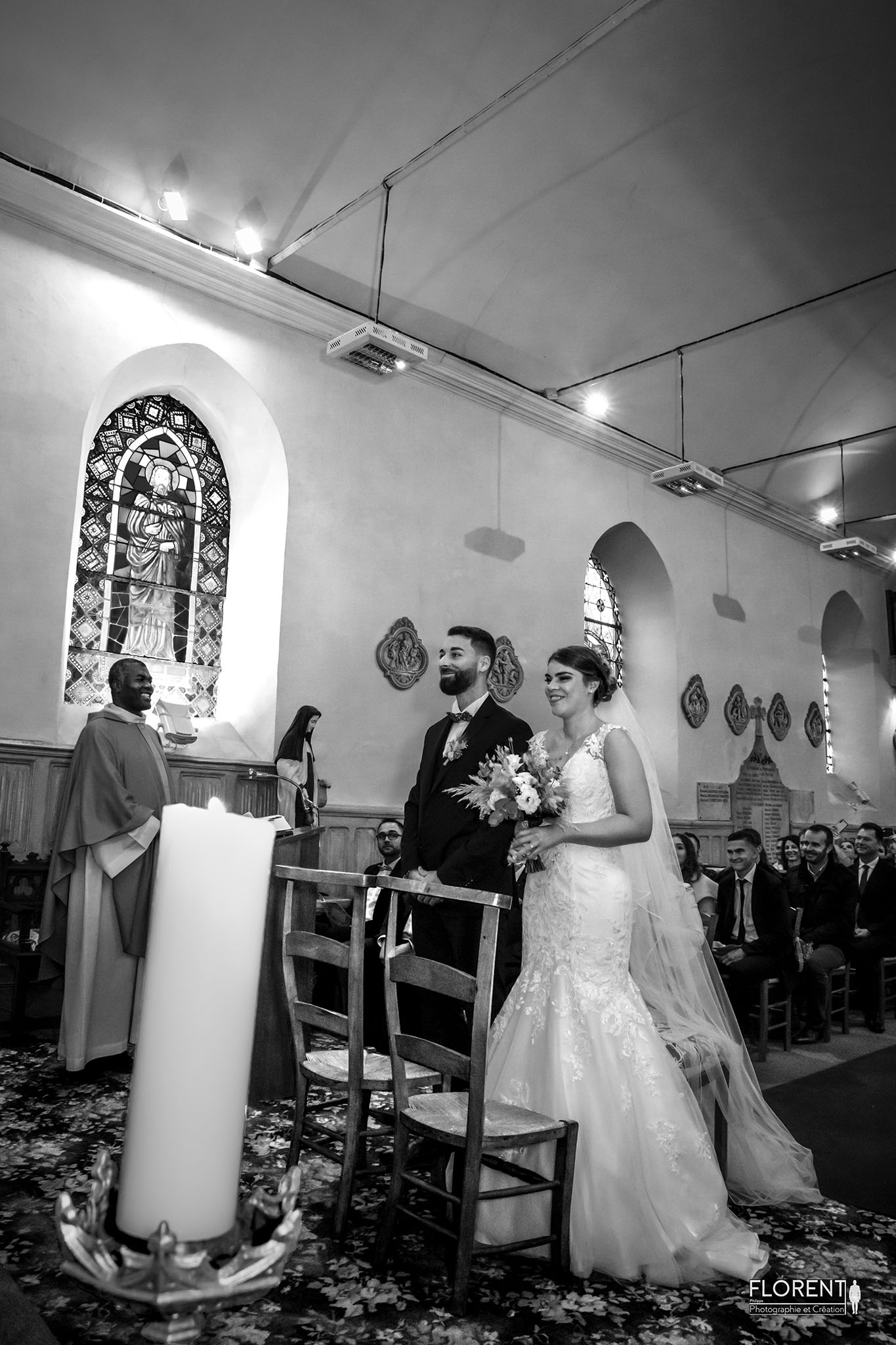 rire des mariés avec le prêtre devant autel de l'église florent studio fanie photographe boulogne sur mer lille calais saint omer le touquet paris france
