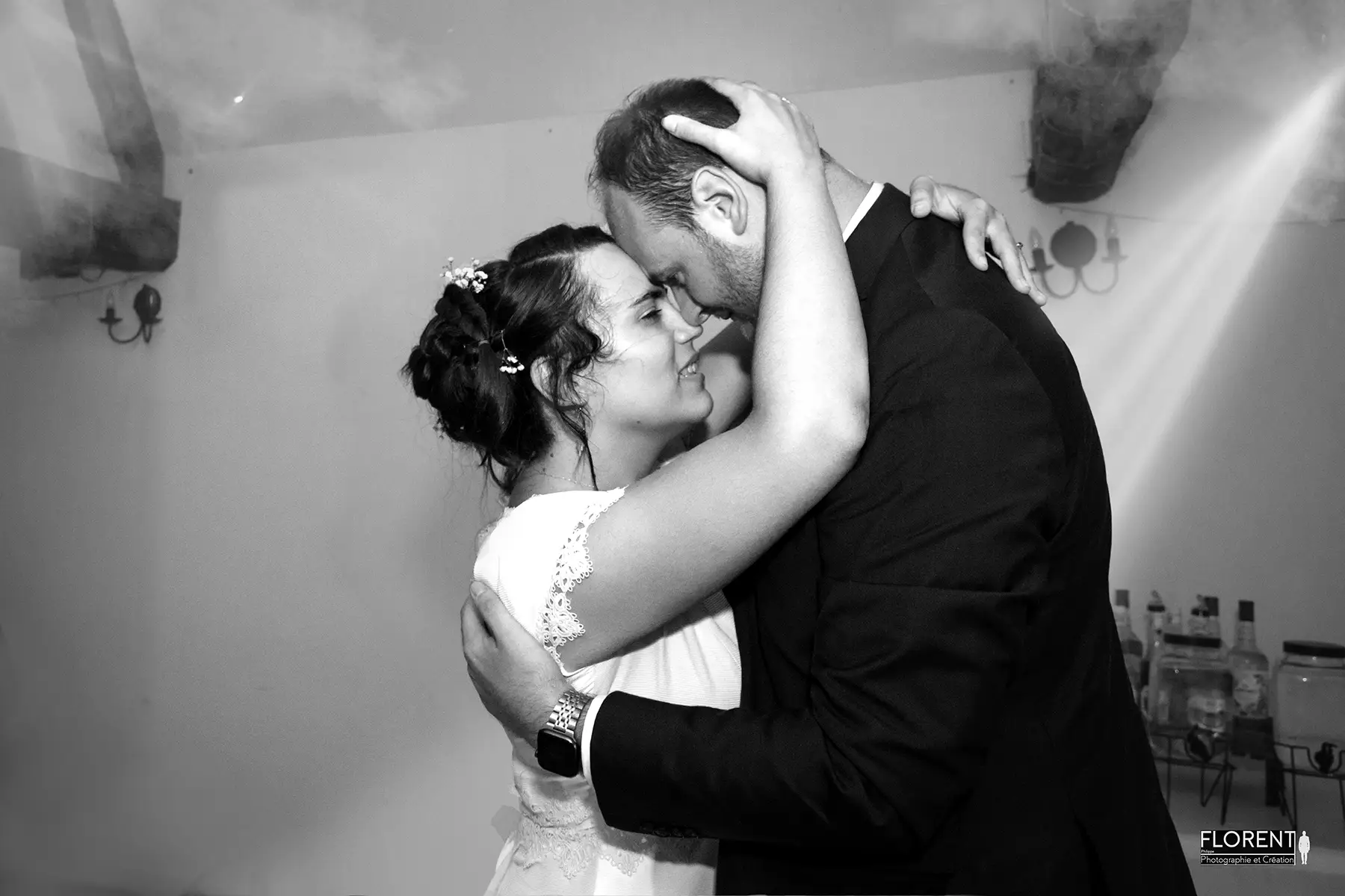 danse mariage couple amoureux s'embrassent florent studio photographe mariage calais boulogne sur mer lille le touquet paris calais