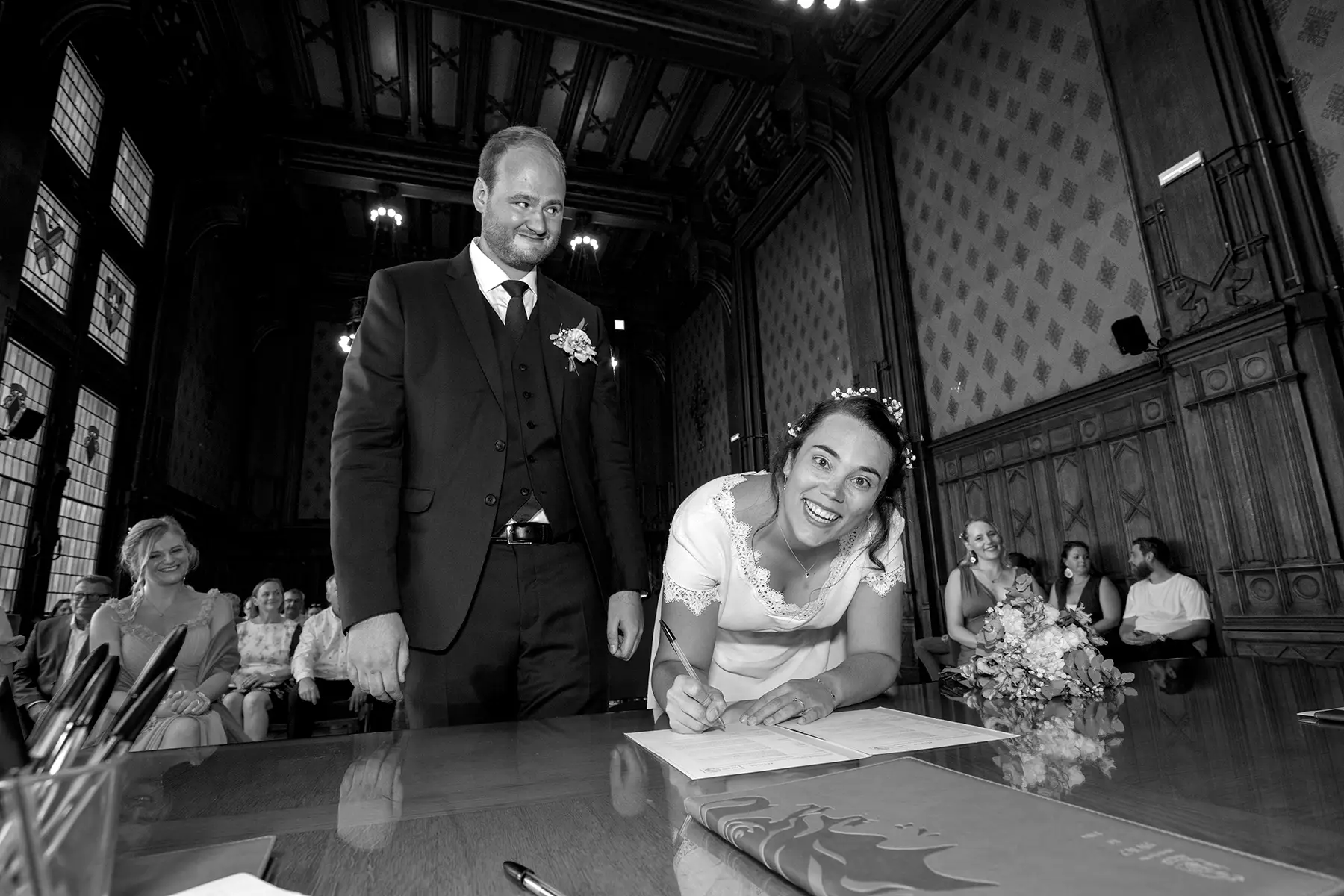 mairie de calais mariage signature avec les epoux souri devant photographe florent studio photographe calais boulogne sur mer lille le touquet
