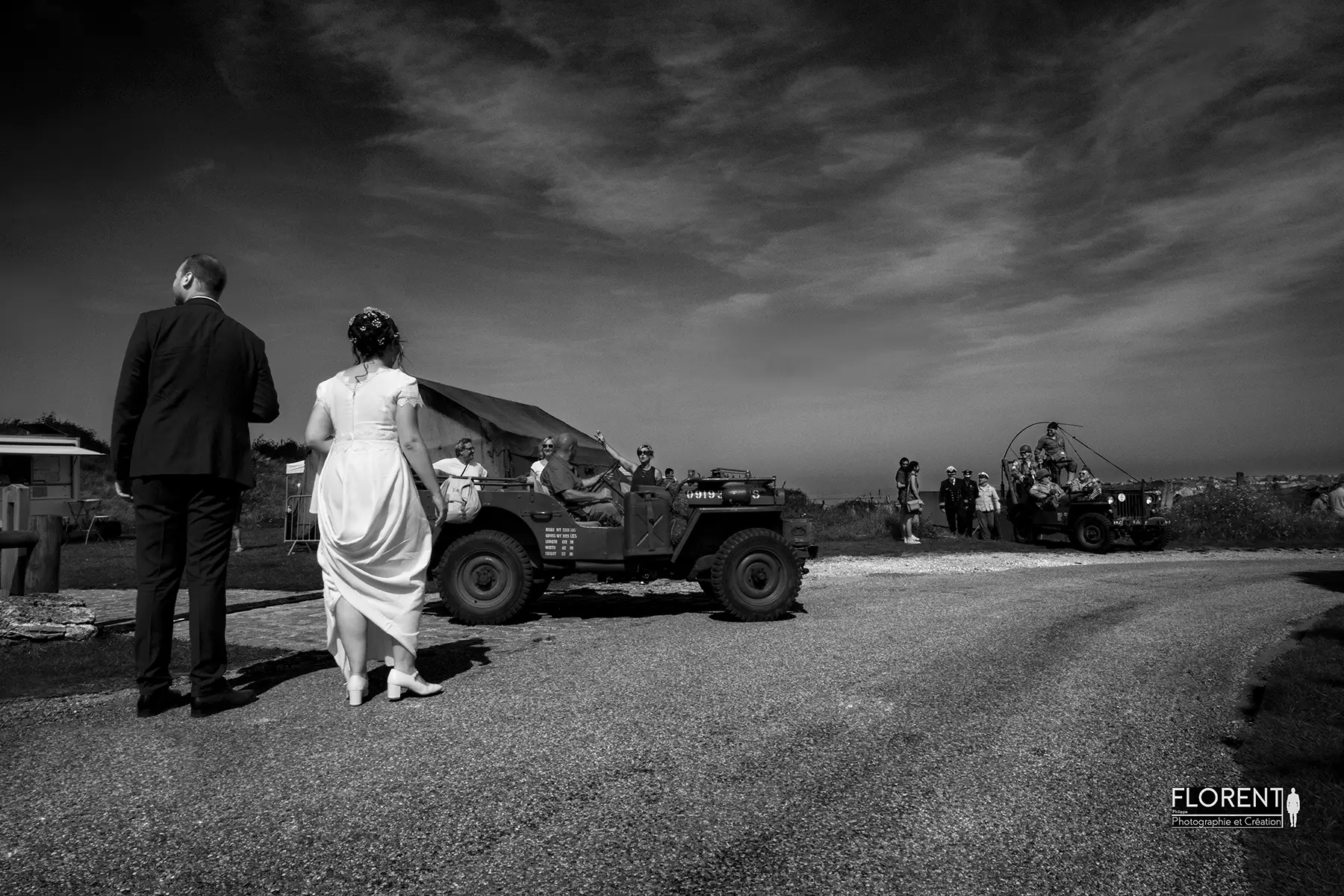 mariage photo superbe maries dans un camp guerre 39 45 avec jeep florent studio photographe calais boulogne sur mer lille le touquet paris saint omer
