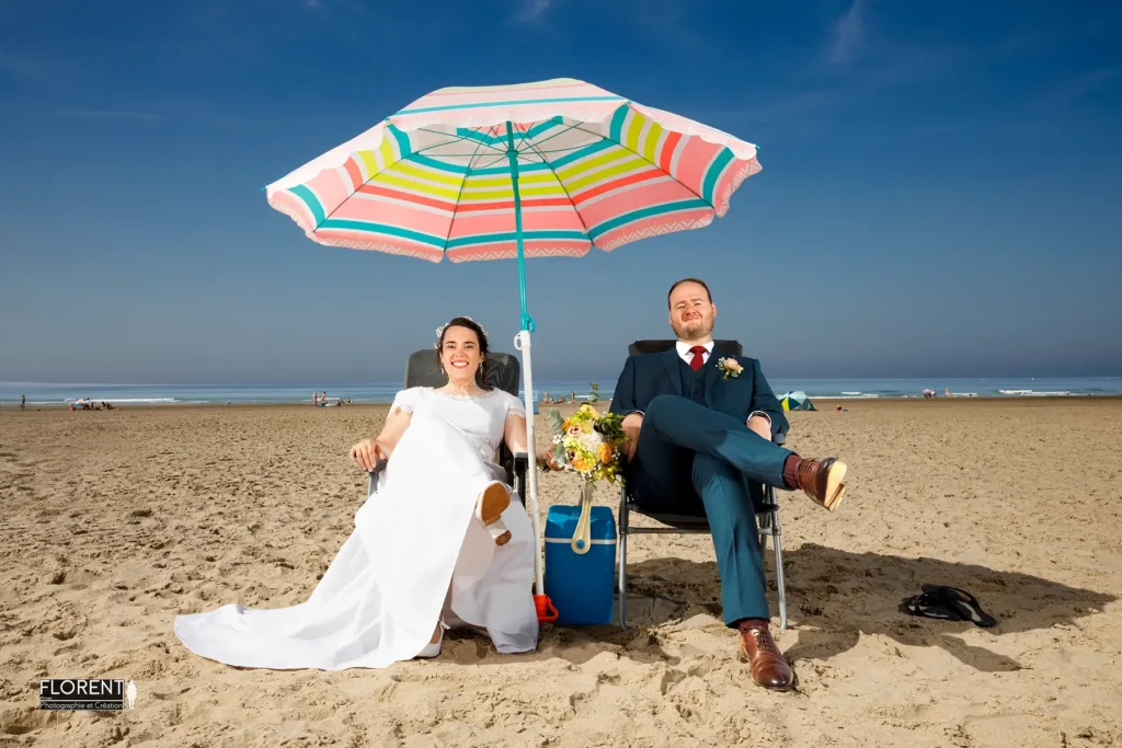 mariage pose boulogne sur mer couple humour sur plage glaciere et parasol florent studio photographe lille le touquet paris calais saint omer dunkerque