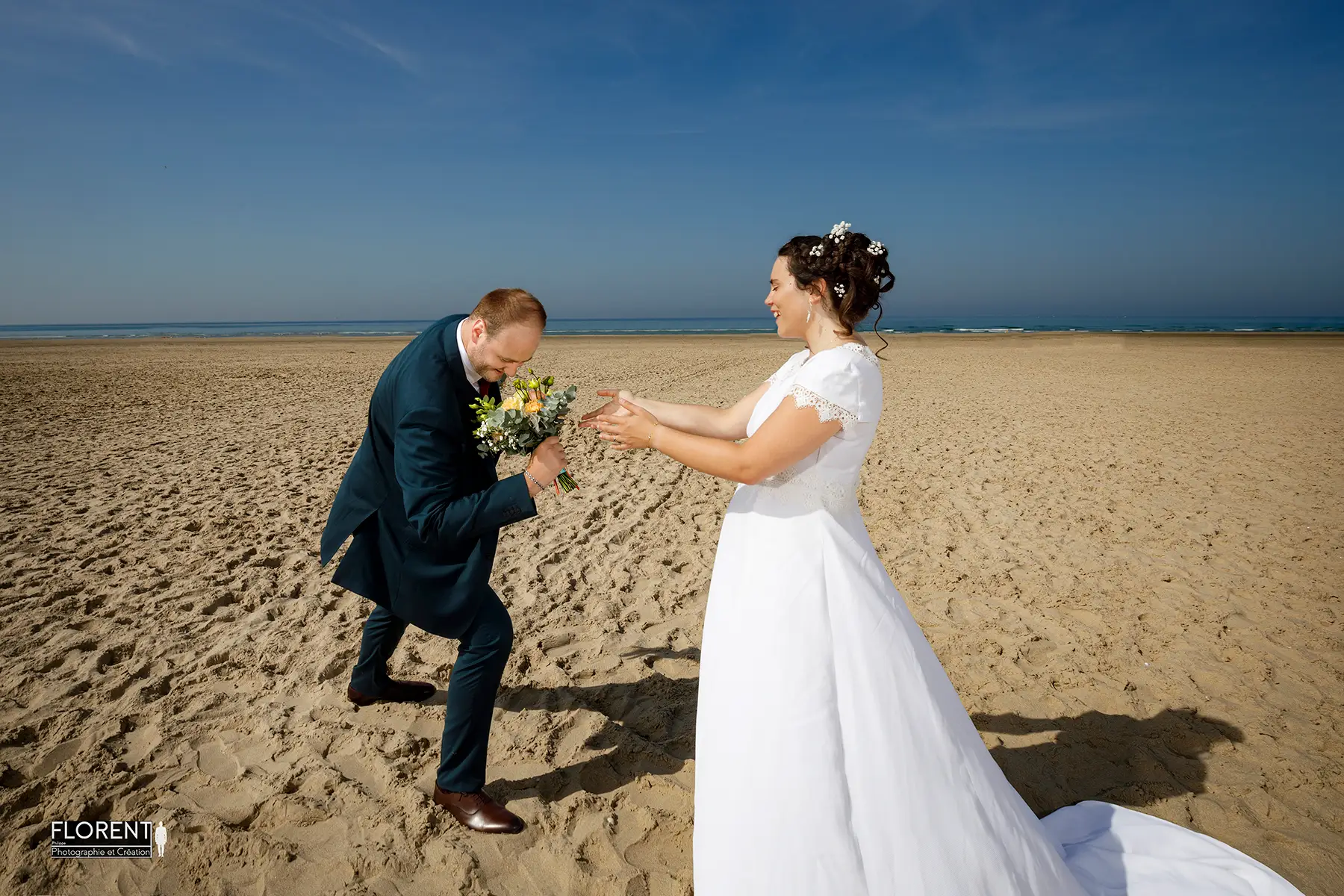 mariage pose humour sur la plage maries joue avec le bouquet florent studio photographe fanie boulogne sur mer calais lille le touquet