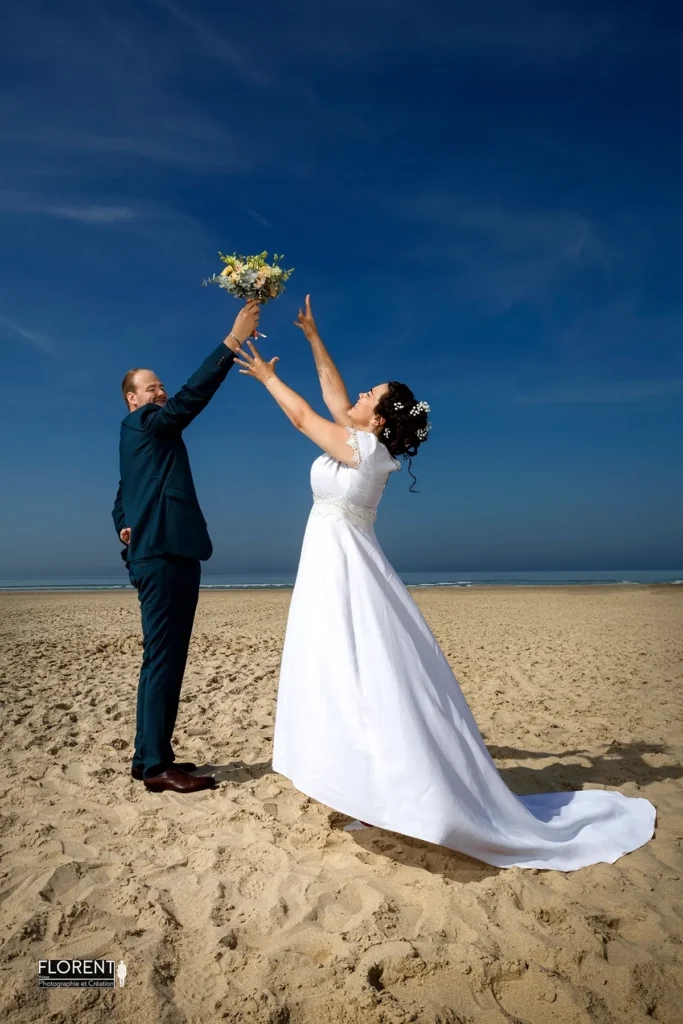 mariage pose sur la plage maries joue avec le bouquet florent studio photographe fanie boulogne sur mer calais saint omer lille le touquet hardelot