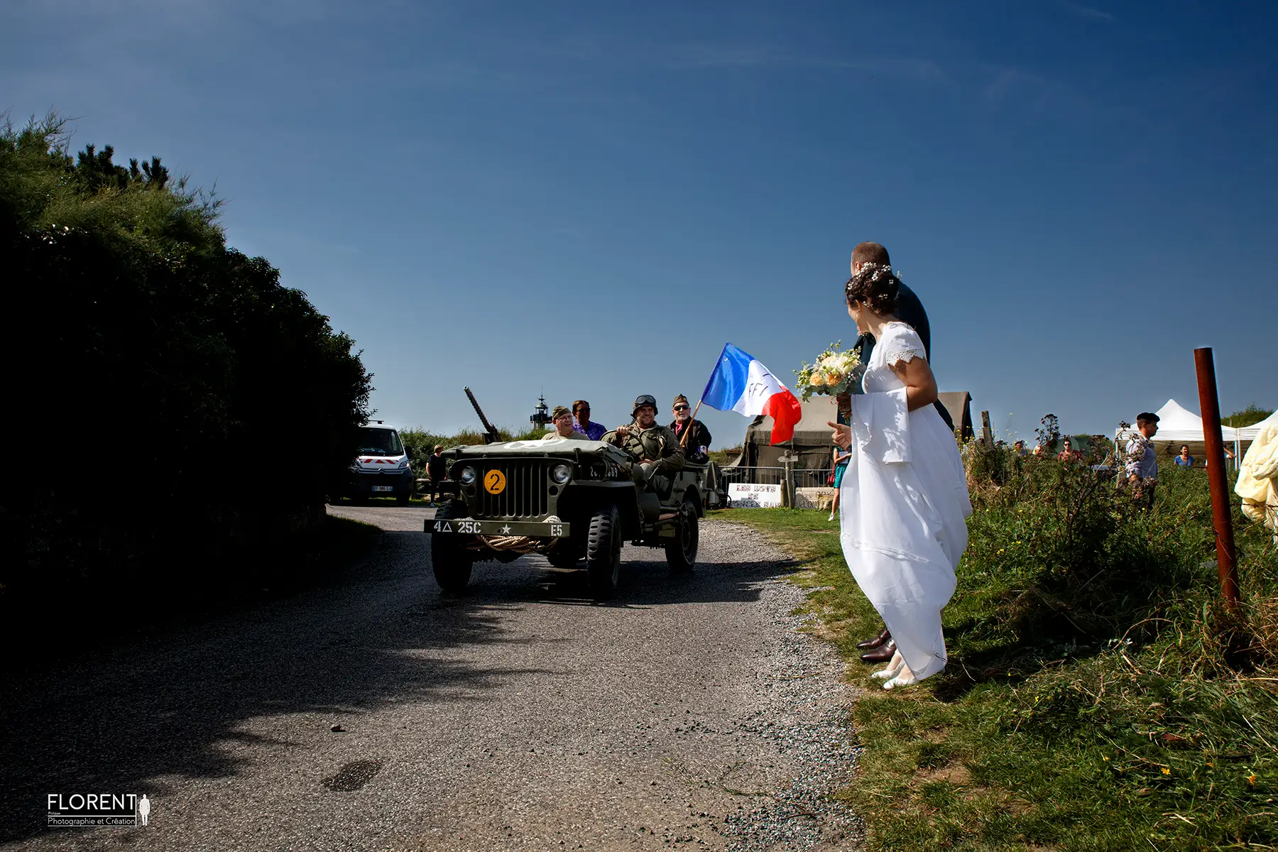 photo mariage humour maries font du stop dans camp militaire guerre 39 45 florent photographe mariage calais boulogne sur mer lille paris saint omer