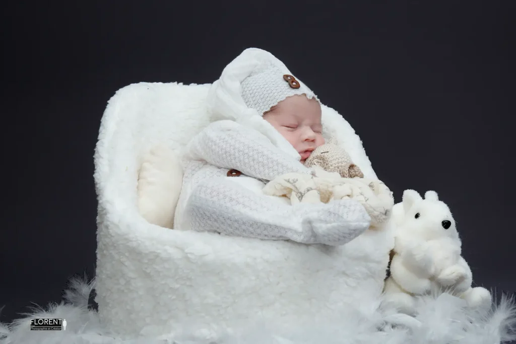 photographe bebe douceur blanche dans petit fauteuil fanie photographe florent studio boulogne sur mer lille le touquet paris saint omer hardelot