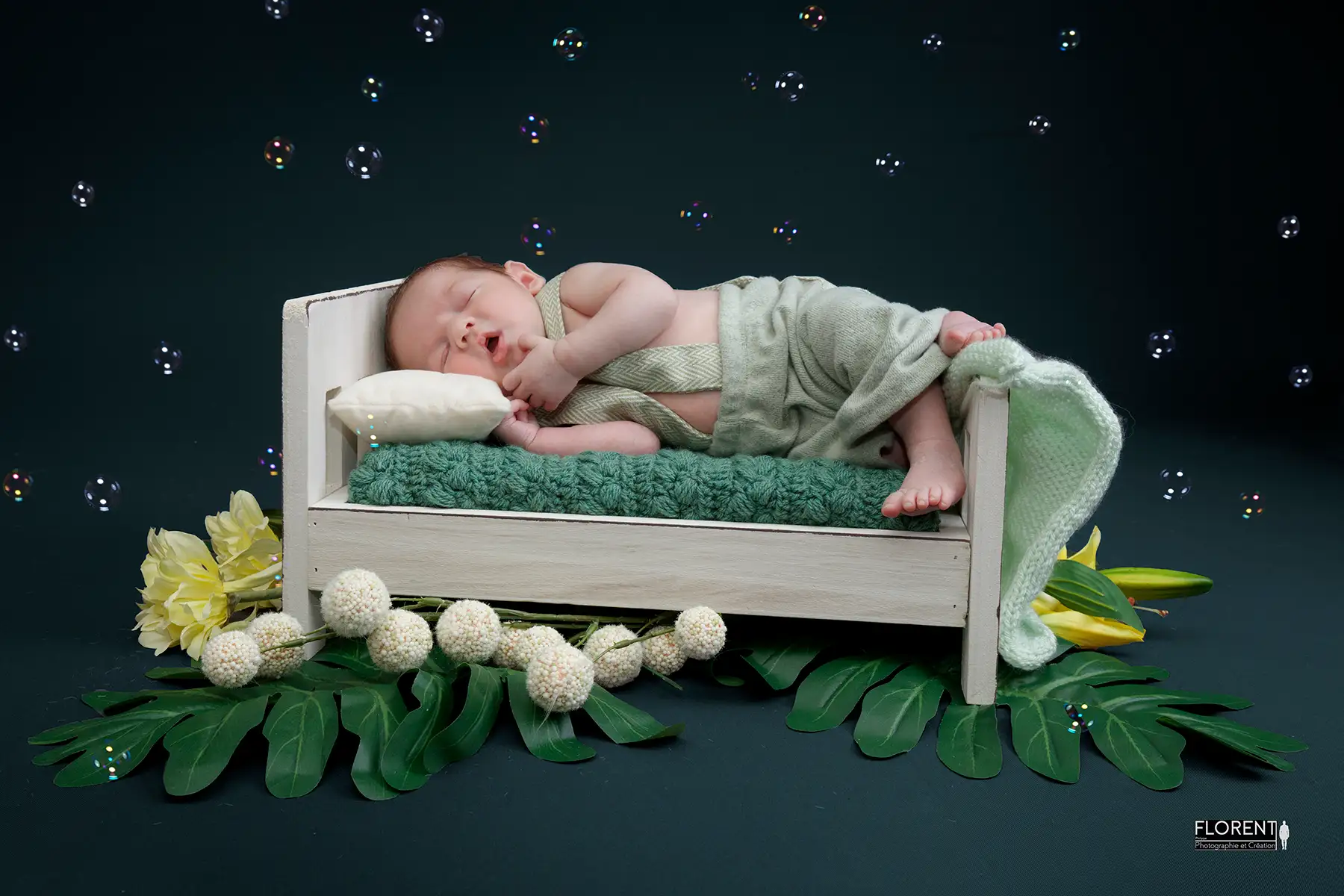 photographe bebe sur petit lit vert et bulles fanie photographe florent studio boulogne sur mer lille le touquet paris saint omer hardelot berck