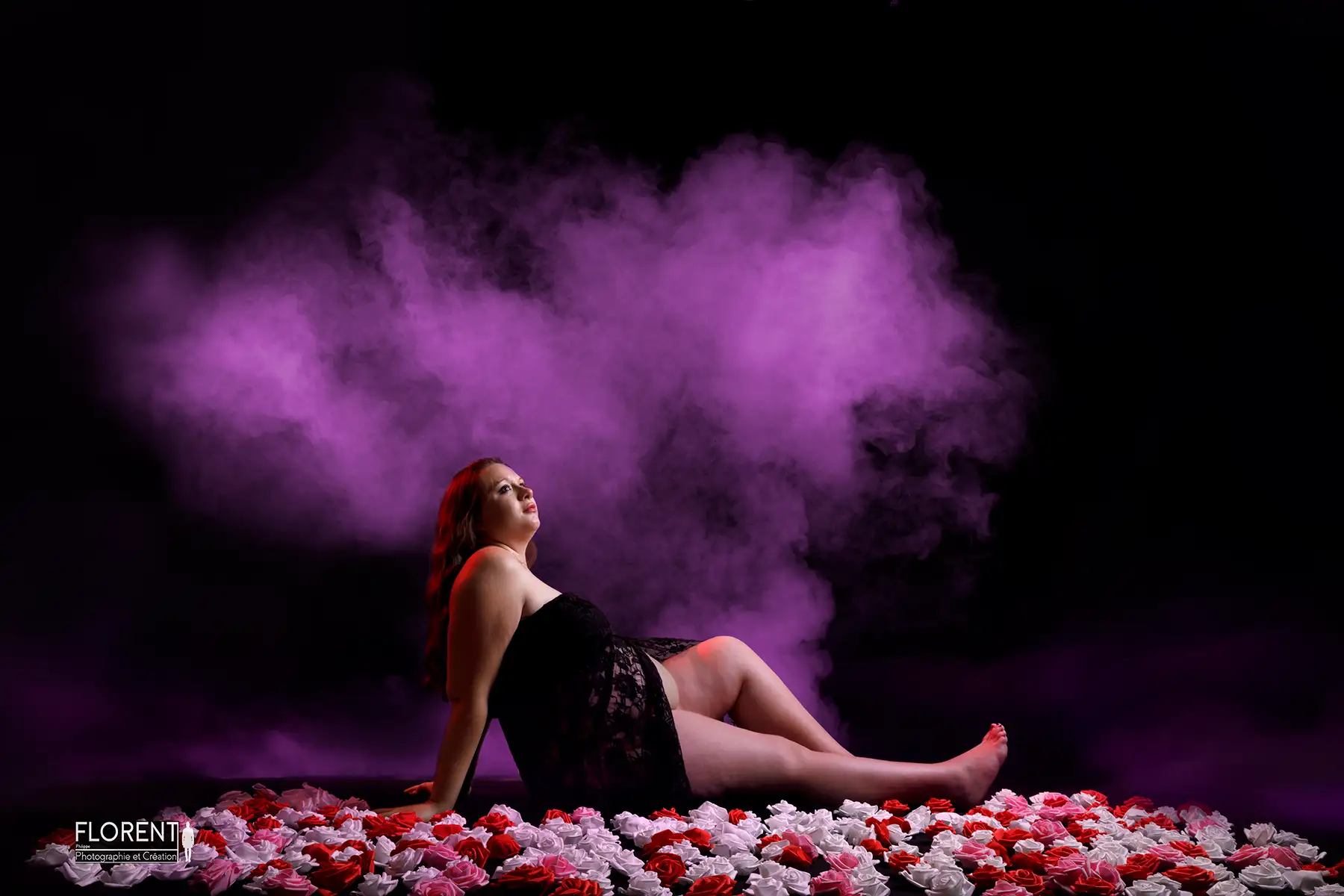 photographe maternite maman assise sur tapis de roses fumée rose florent studio fanie photographe boulogne sur mer lille le touquet paris calais saint omer arras berck