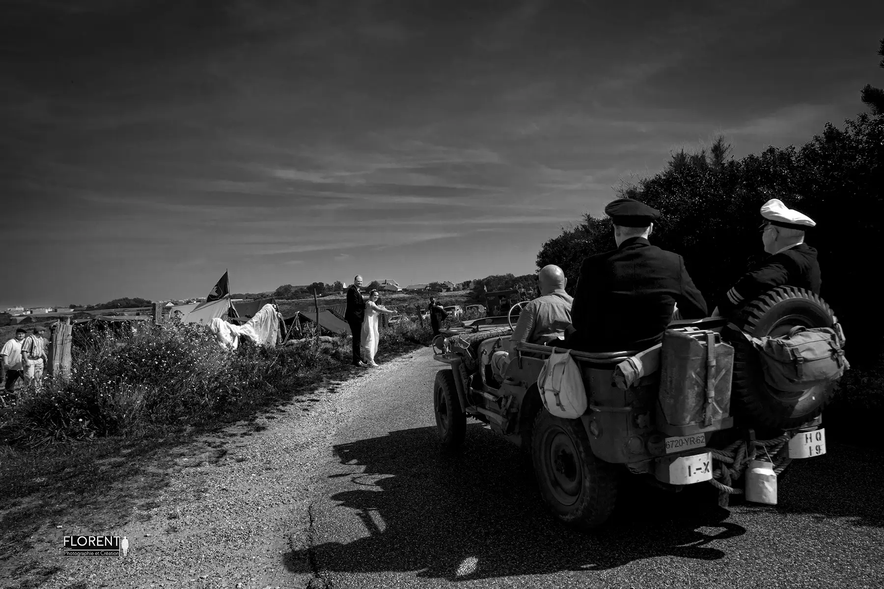 pose mariage photo humour avec soldats de guerre 39 45 jeep florent studio photographe calais boulogne sur mer lille le touquet paris saint omer