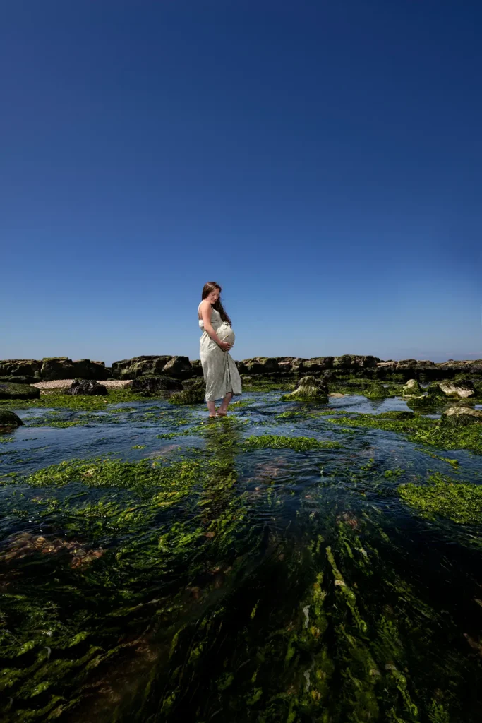 photographe maternite magnifique maman plage au milieu des algues florent studio fanie photographe boulogne sur mer lille le touquet berck paris saint omer calais