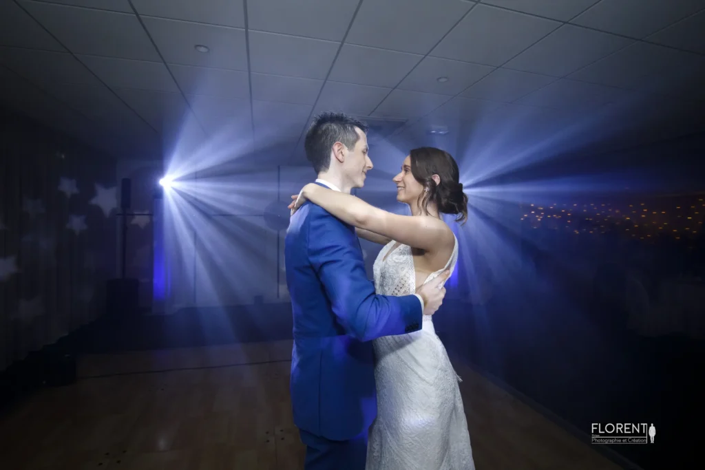 danse-amoureuse-mariage-arras-cambrai-dans-la-fumee-projecteur-bleue-florent-photographe-mariage-boulogne-sur-mer-lille-le-touquet-paris-arras-cambrai-calais-amiens-saint-omer-copie-scaled.webp