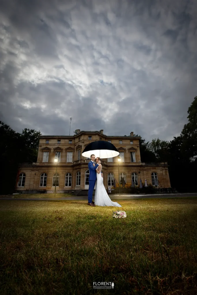 mariage-parc-chateau-pose-magique-motte-fenelon-cambrai-arras-sous-parapluie-lumineux-florent-photographe-boulogne-sur-mer-lille-le-touquet-paris.webp