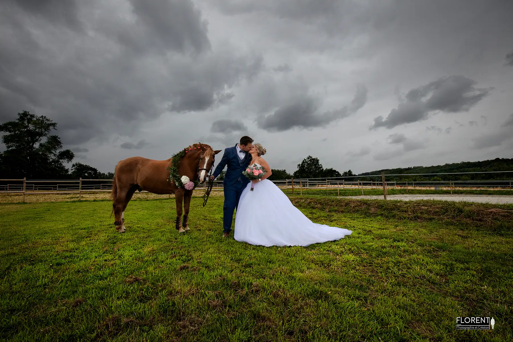 mariage saint omer superbe photo les maries s'embrasse avec leur cheval sous la pluie studio photographe mariage pas de calais nord boulogne sur mer lille paris arras calais
