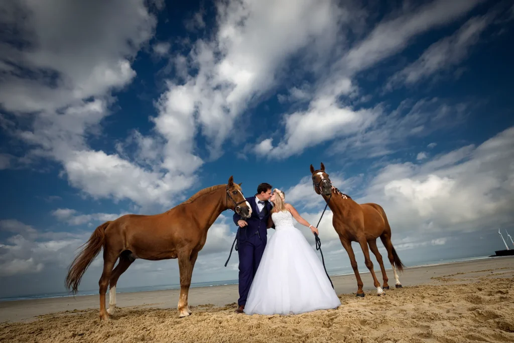 photographe-after-day-mariage-boulogne-sur-mer-maries-et-leurs-chevaux-sur-la-plage-boulogne-sur-mer-florent-studio-mariage-lille-le-touquet-paris-calais-saint-omer-arras-dunkerque-hardelot.webp