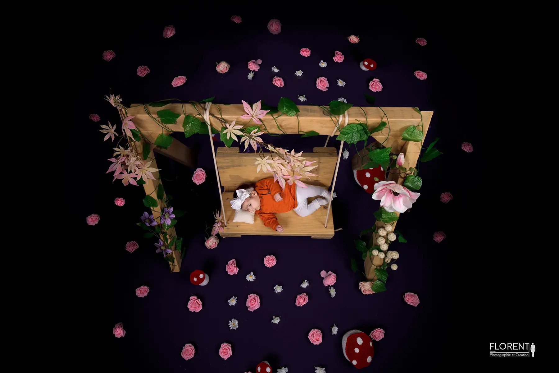 photographe bébé couché a la balançoire fleurie douceur florent fanie photographe boulogne sur mer lille le touquet paris calais saint omer berck arras hardelot