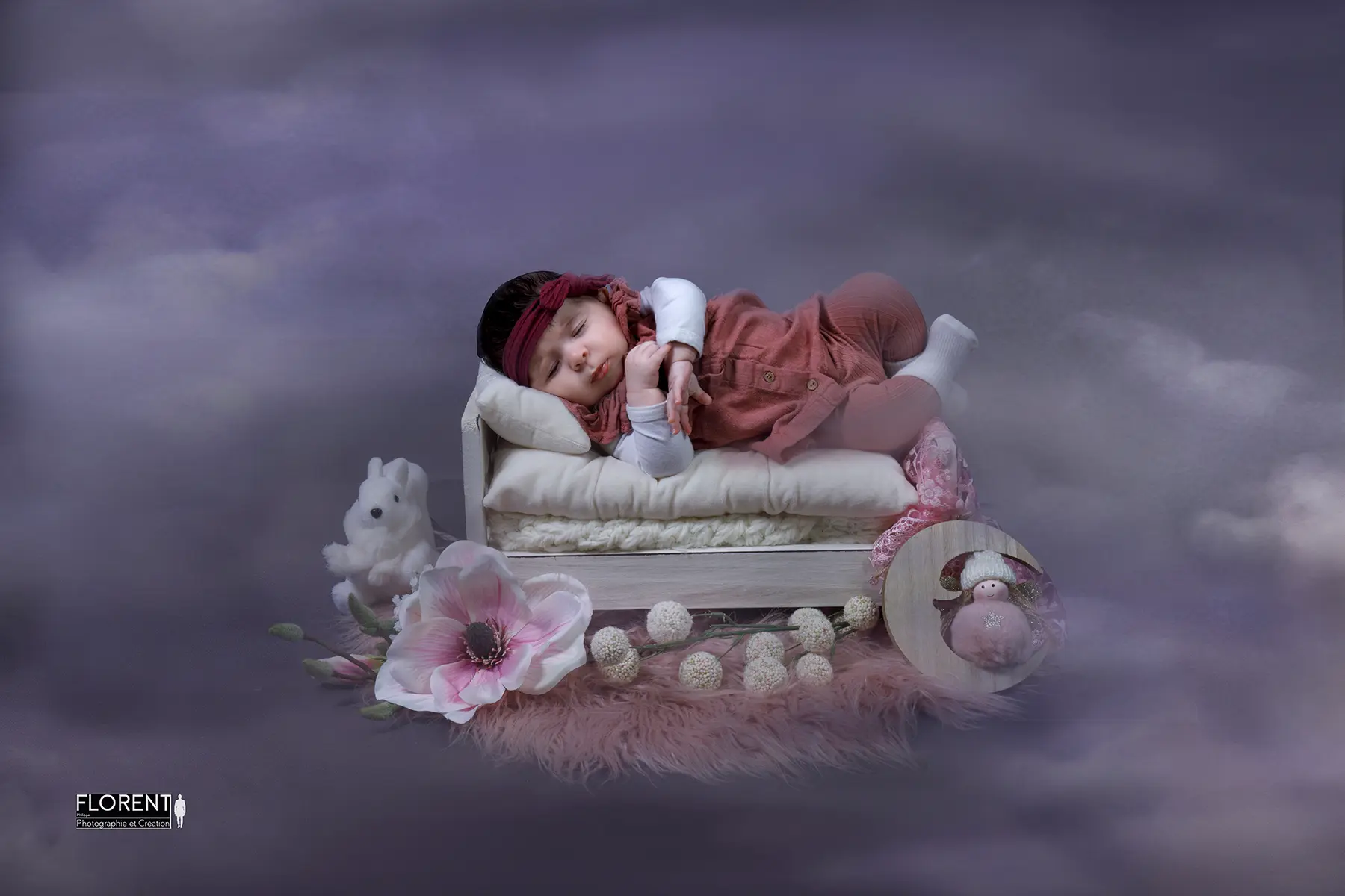photographe bébé dort dans les nuage sur petit lit adorable florent fanie photographe boulogne sur mer lille le touquet paris calais saint omer berck arras