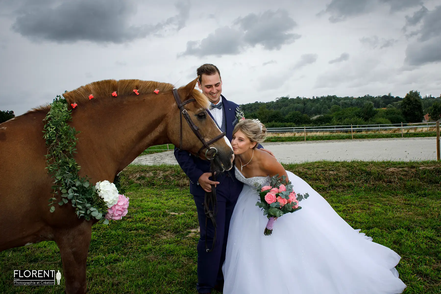tendres baisers de la mariee à son cheval avec son epoux desvres lille moment unique florent photographe mariage boulogne sur mer lille le touquet desvres arras calais