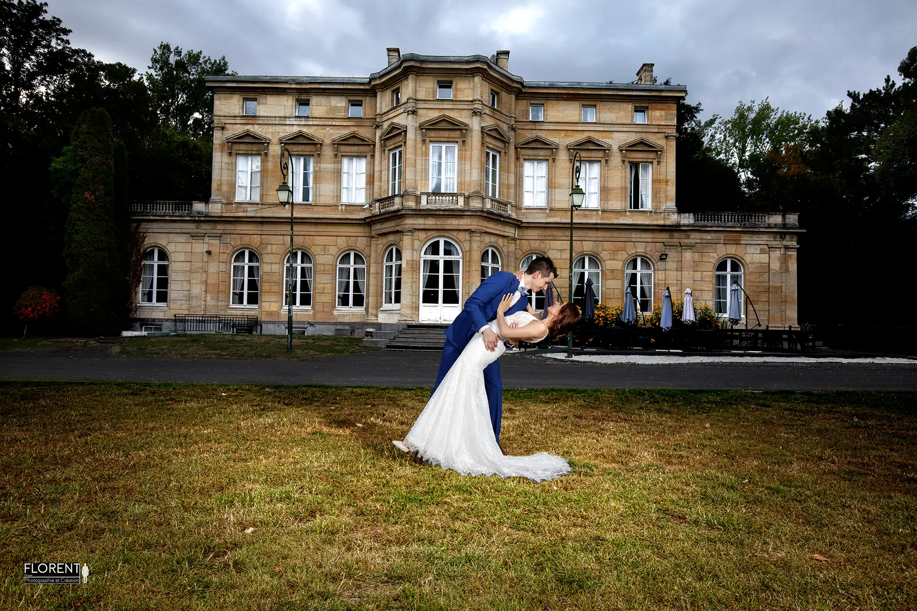 seance-couple-renversant-mariage-arras-pose-parc-chateau-fenelon-florent-photographe-boulogne-sur-mer-lille-le-touquet-paris-saint-omer-calais